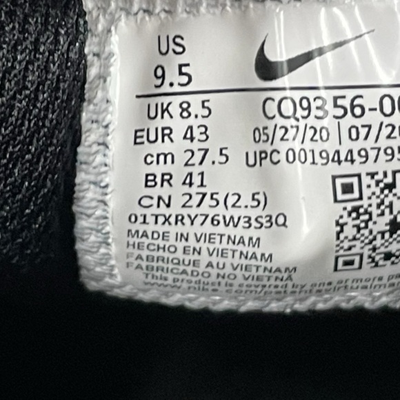 NIKE Legend Essential 2 Sneakers Black Red Size 9.5 Mens - Picture 5 of 9